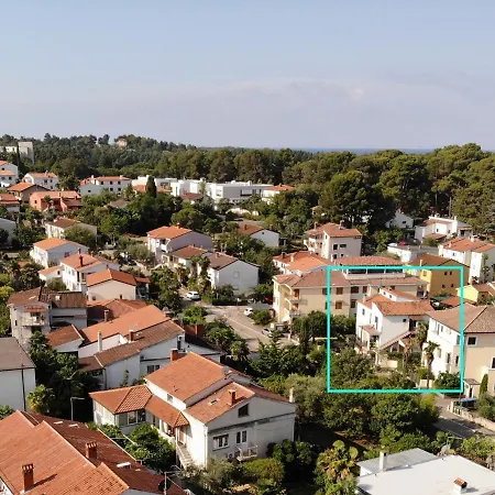 A2 Oliva With Terrace Near To Beach * Porec
