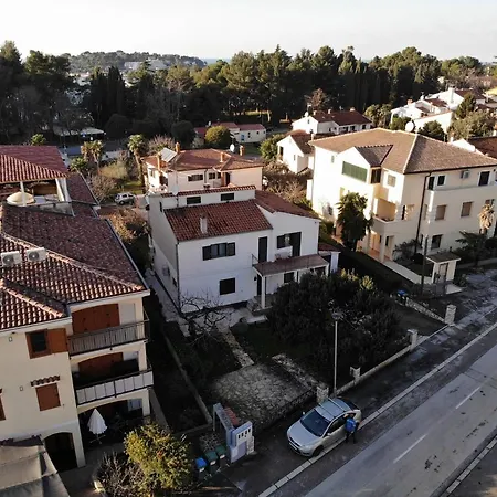 A2 Oliva With Terrace Near To Beach * Porec