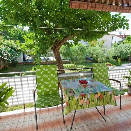 A2 Oliva With Terrace Near To Beach * Porec